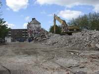 905280 Gezicht op de sloop van het winkelcentrum met bovenliggende flats aan de oneven zijde van de 't Goylaan te ...